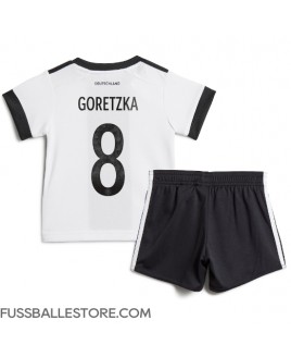 Günstige Deutschland Leon Goretzka #8 Heimtrikotsatz Kinder WM 2022 Kurzarm (+ Kurze Hosen)